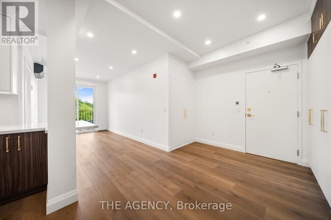 Building Photo - 153 Main St E