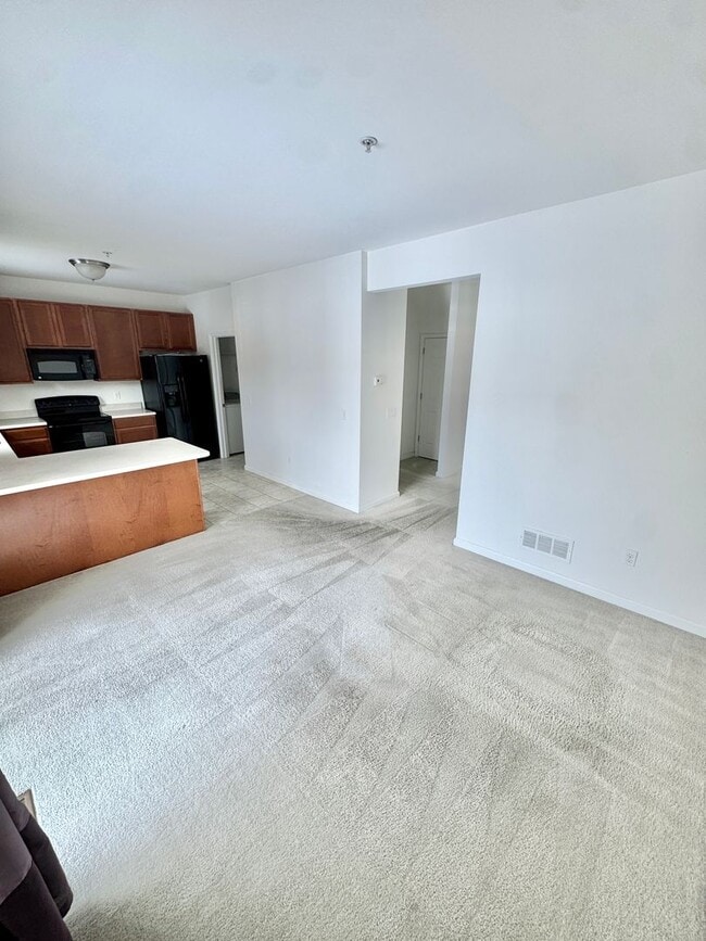 Building Photo - THREE BEDROOM TOWNHOME- PARKLAND SCHOOLS