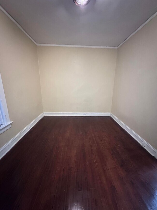Building Photo - 4 Bed 1.5 Bath - Single Family Home locate...