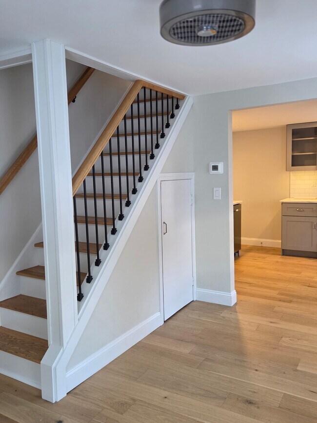 Foto del edificio - 56 Ellington Ave