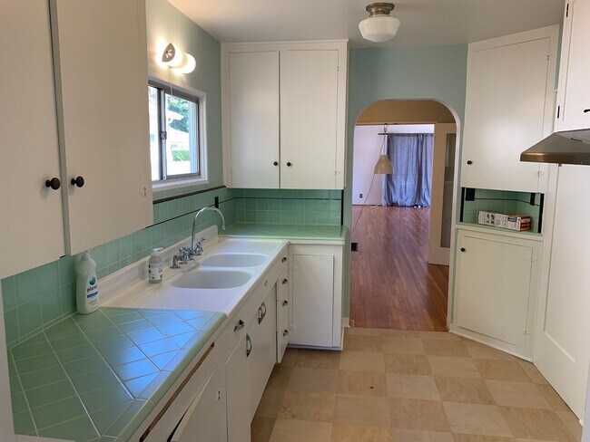 Building Photo - Terrific and Spacious Two Bedroom Westside...