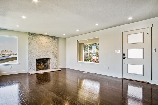 Foto del edificio - 3215 56th Ave SW