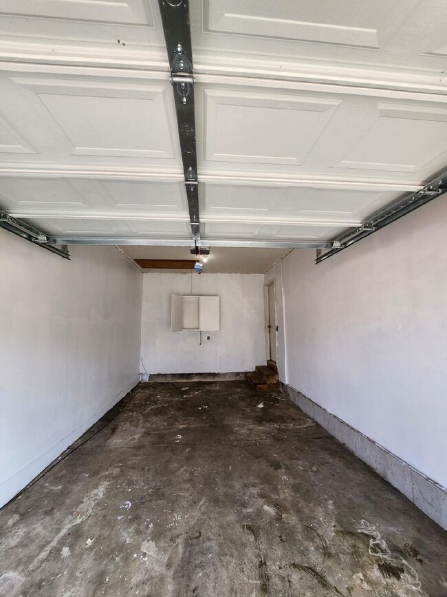 Building Photo - Great 2 bedroom 1 bath Duplex with attached garage