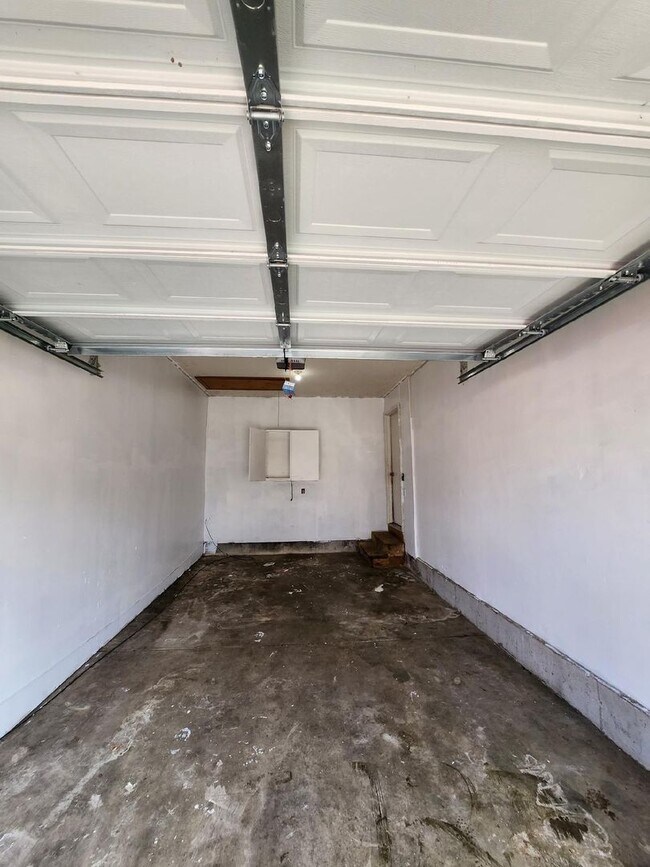 Foto del edificio - Great 2 bedroom 1 bath Duplex with attached garage