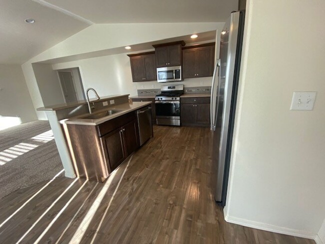 Building Photo - MOVE IN SPECIAL $1000 off first month rent...