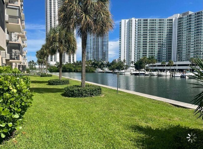 Foto del edificio - 220 Kings Point Dr