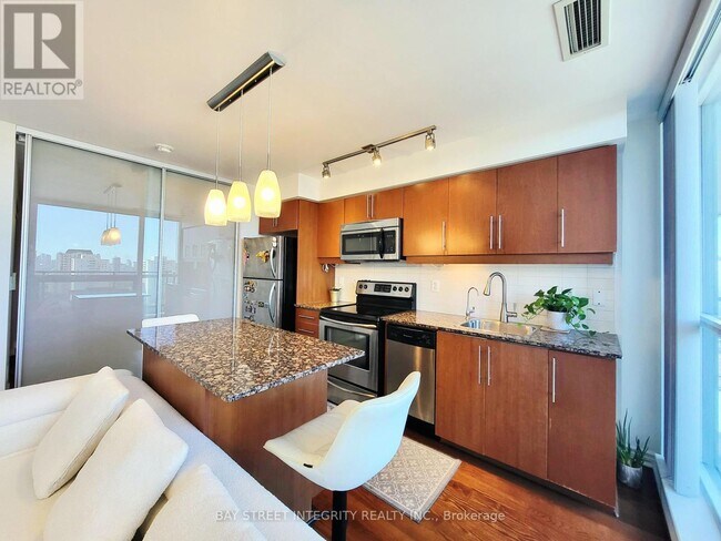 Building Photo - 2885 Bayview Ave