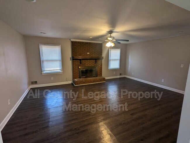 Foto del edificio - 3825 Laurel Falls Dr