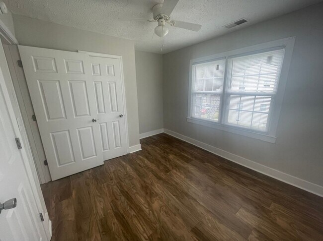 Foto del edificio - 1919-A Ft.Bragg Rd ~ Haymount  * 1 WEEK FREE*