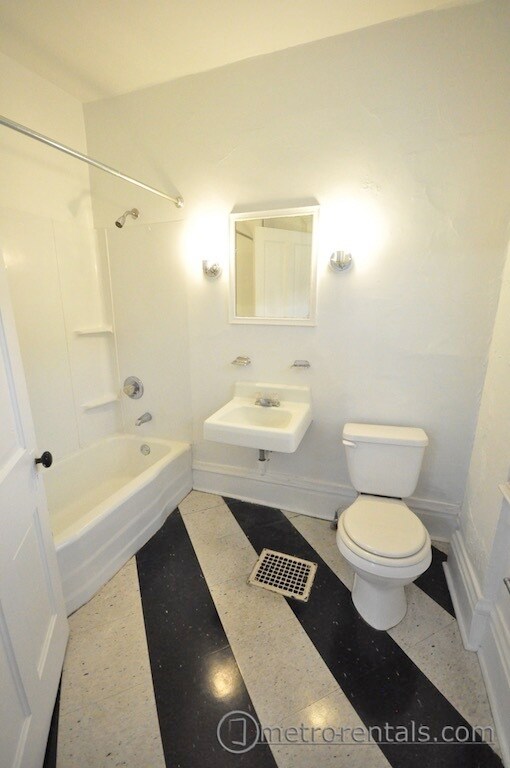 Baño - 2185 Summit St