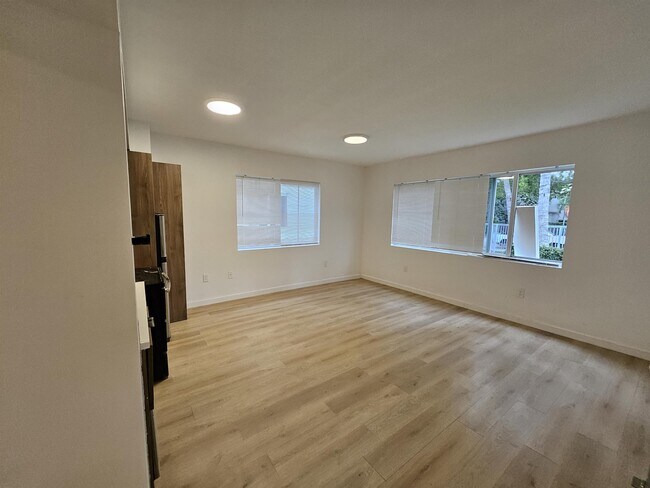 Building Photo - 557 Michigan Ave