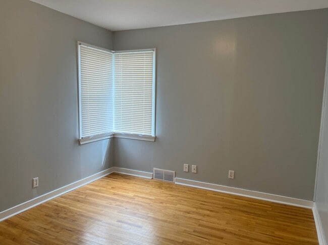 Building Photo - 3 Bed 1 Bath Unit in Lacombe, AB