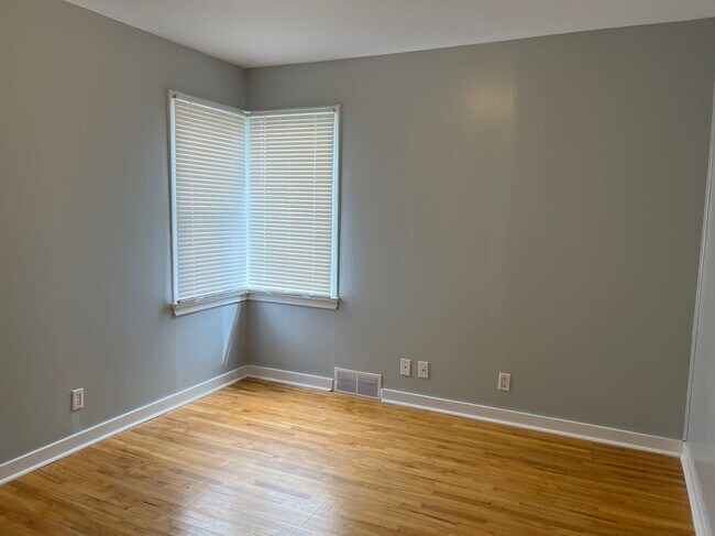 Photo du bâtiment - 3 Bed 1 Bath Unit in Lacombe, AB