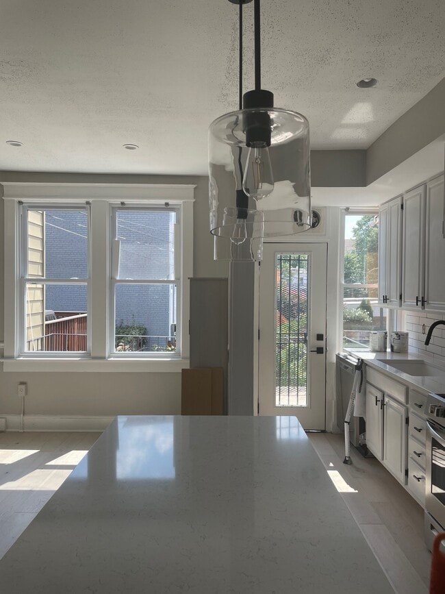 Building Photo - 923 K St NE