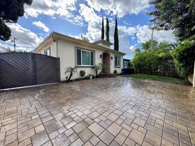 Foto del edificio - Peaceful North Hollywood street, charming three-bedroom, three-bathroom residence