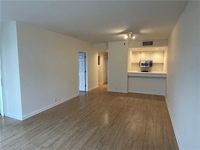 Building Photo - 3481 Lakeside Dr NE