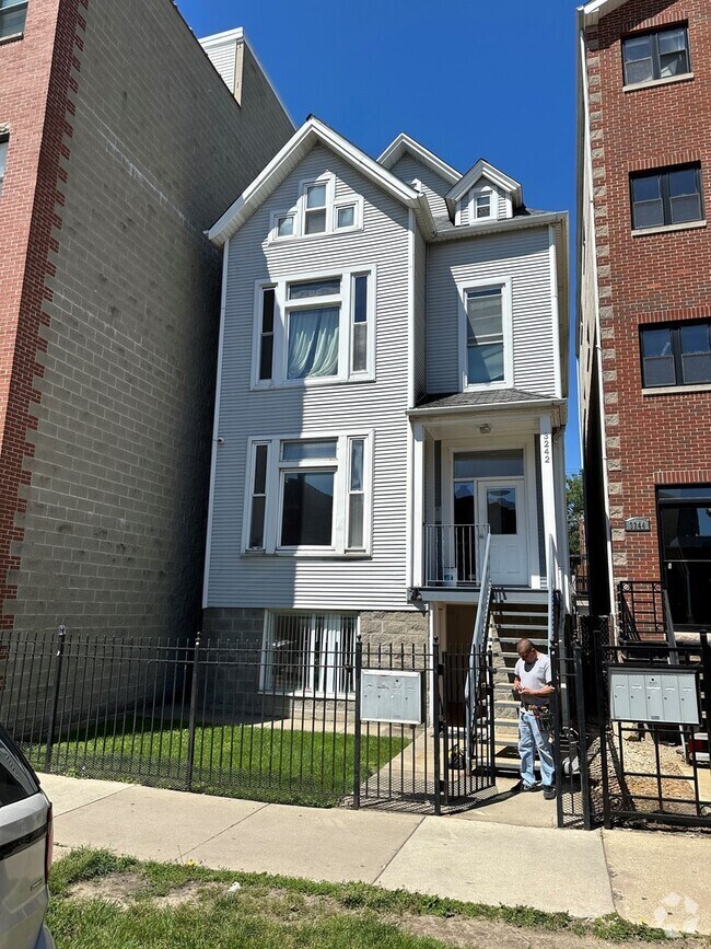 Building Photo - 3242 N Sheffield Ave