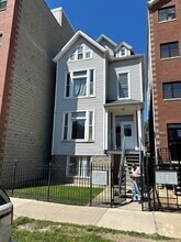 Building Photo - 3242 N Sheffield Ave