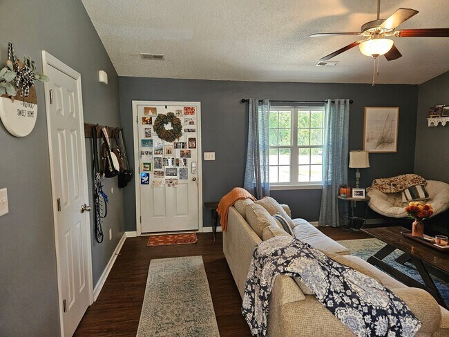 Building Photo - Beautiful unfurnished 3 bedroom 2 bath home in Sneads Ferry - Justice Farm community