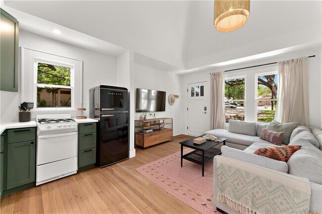 Building Photo - 1505 Drake Ave