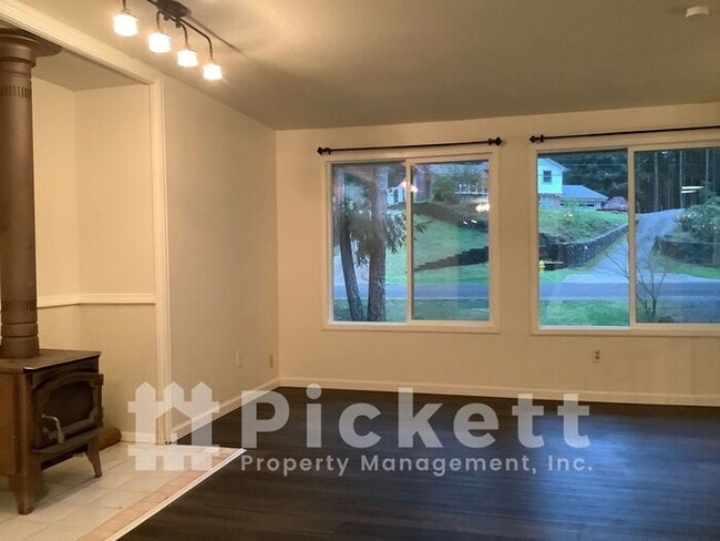 Building Photo - Great Location Near Lake Symington