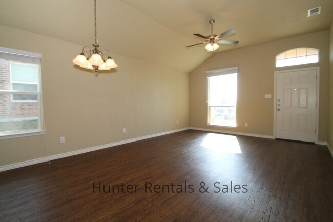 Building Photo - Spacious three-bedroom