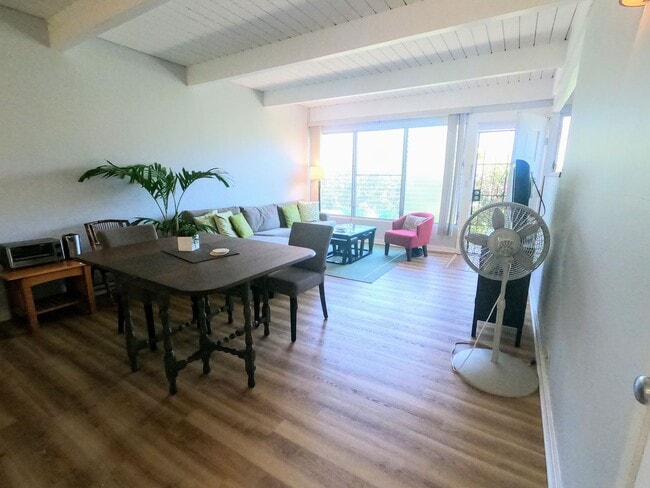 Building Photo - Fully Furnished Waialae Gardens 2 Bed/2 ba...