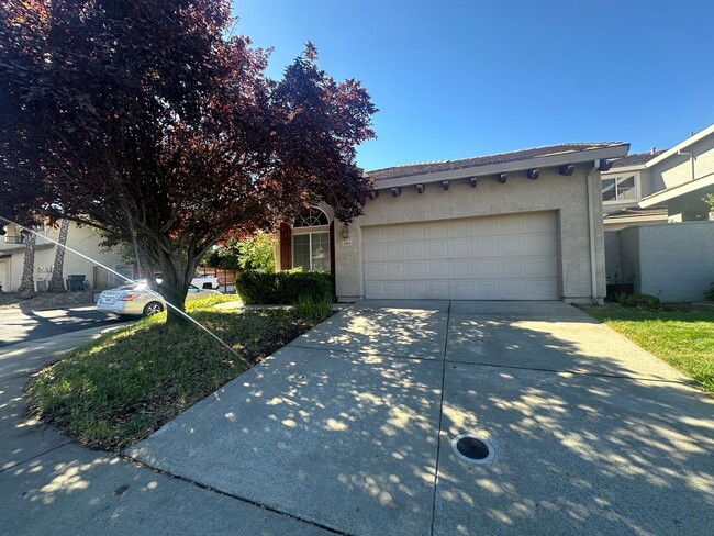 Building Photo - New  3 Bedroom listing, great location, co...