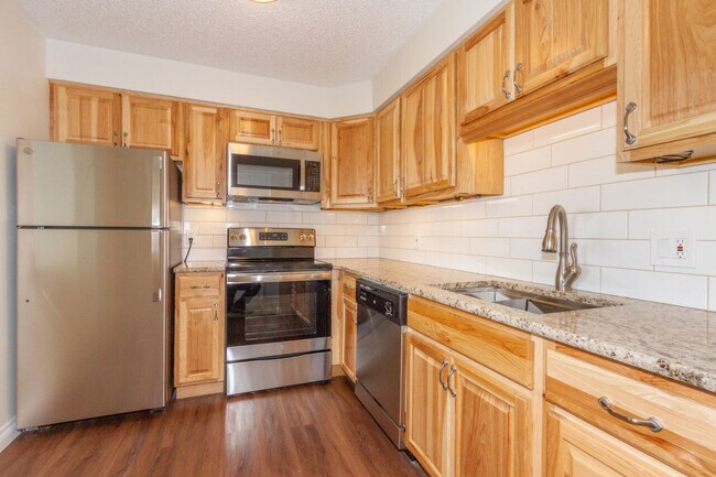 Foto del edificio - 411 Lakewood Cir