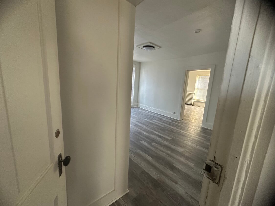 Building Photo - 404 S Main St