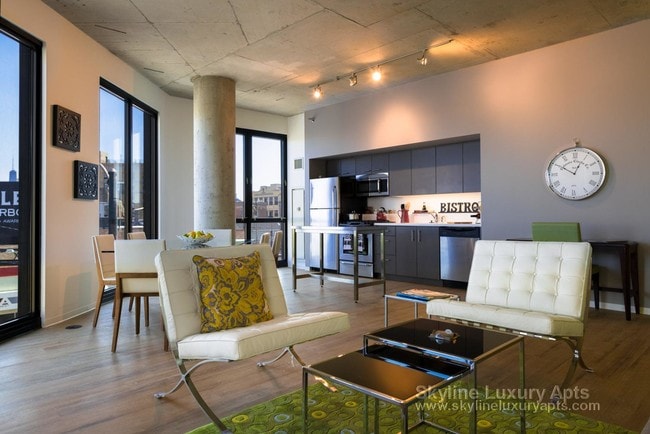 Building Photo - 1611 W Division St