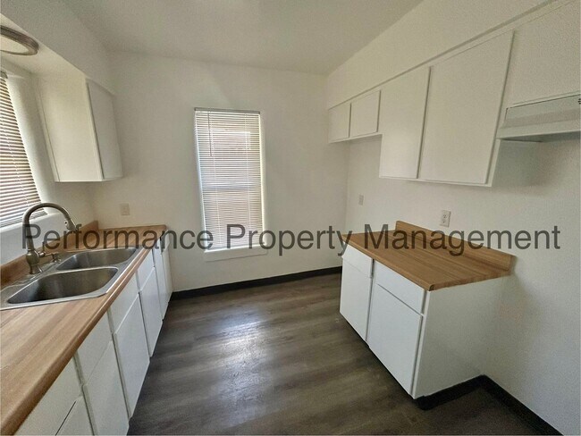 Foto del edificio - 604 Woodrow Ave