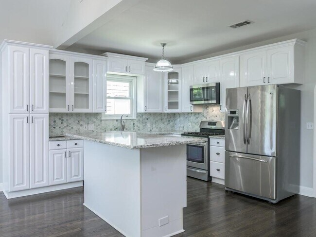 Foto del edificio - 1813 W 37th St