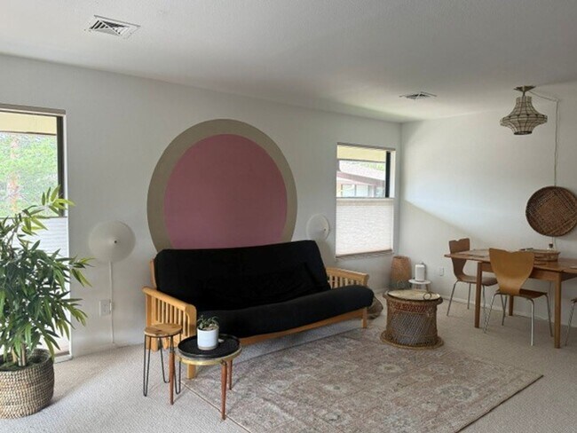 Foto del edificio - Semester leases available-Quality Fully Furnished Apartment, All-Inclusive, Flexible Terms, Near ...