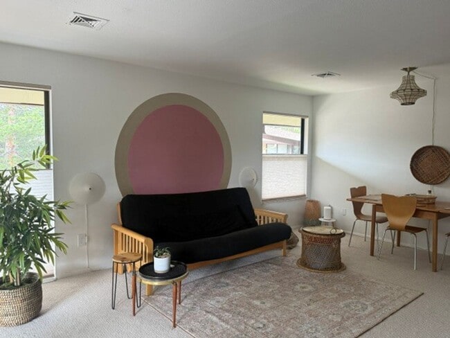 Building Photo - Semester leases available-Quality Fully Furnished Apartment, All-Inclusive, Flexible Terms, Near ...