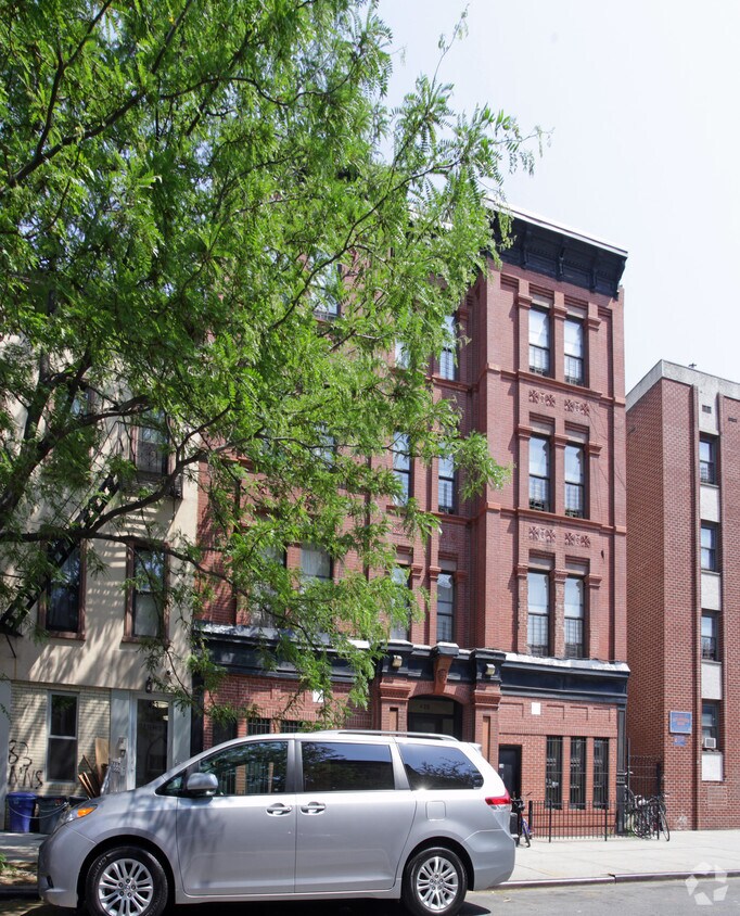 Building Photo - 425 Gates Ave