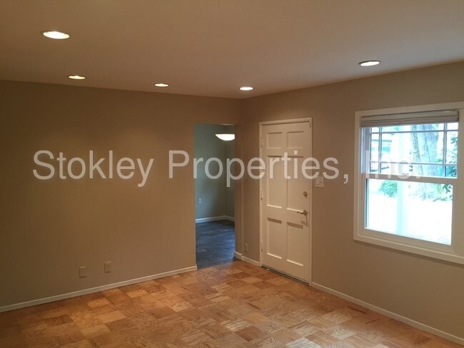 Building Photo - 5765 Robinhood Dr