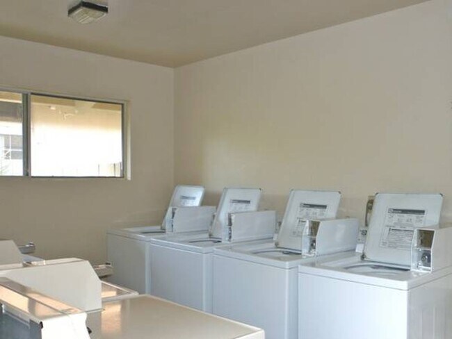 Building Photo - Sunny Upstairs Two Bedroom Unit with Large...