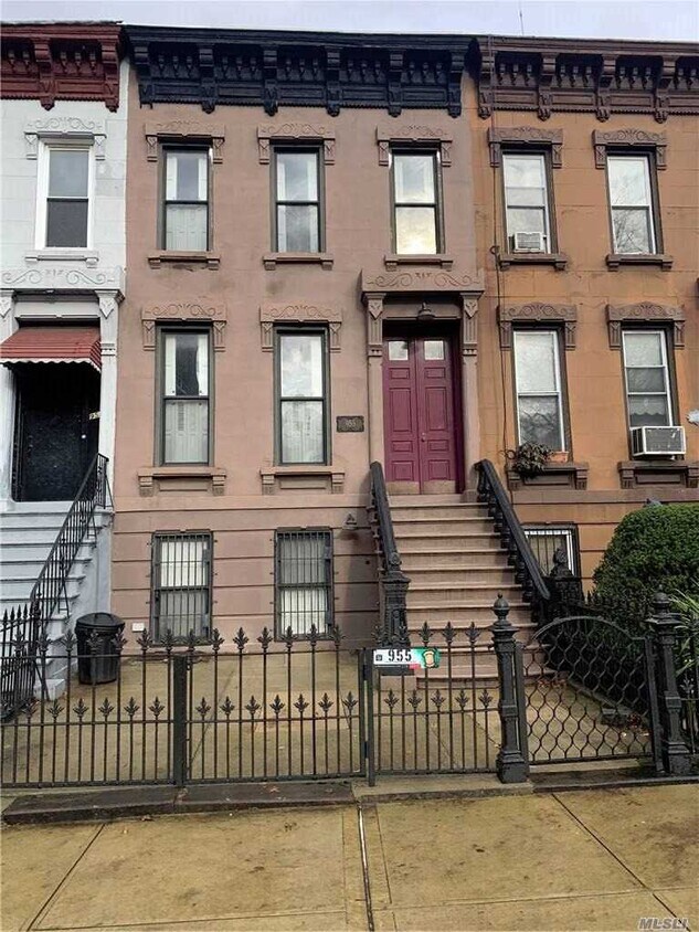 Primary Photo - 955 Bushwick Ave