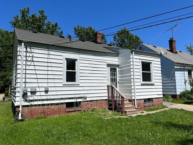 Building Photo - 1480 E 196th St