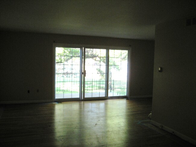 Building Photo - 426 N Fox Hills Dr