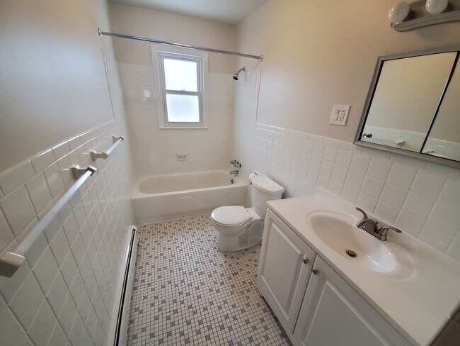 Bathroom - 43 Pine St
