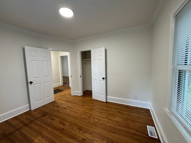 Foto del edificio - 2bed/1bath w/ detached garage!