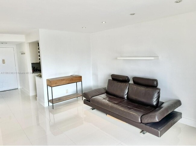 Foto del edificio - 8400 Byron Ave