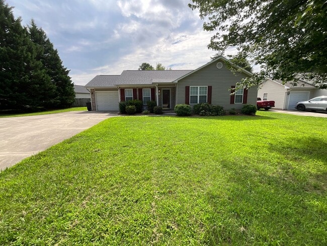 Building Photo - Updated 3/2 Home in High Point, One level,...