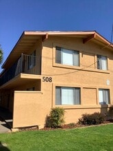 Building Photo - 508 S Oakley Ave