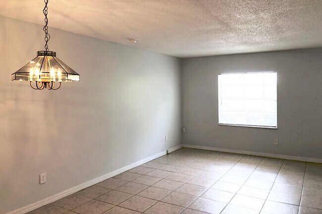 Building Photo - 3323 N Westmoreland Dr
