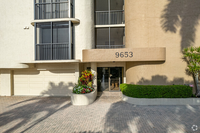 Building Entrance - Casa Grande On Vanderbilt Beach