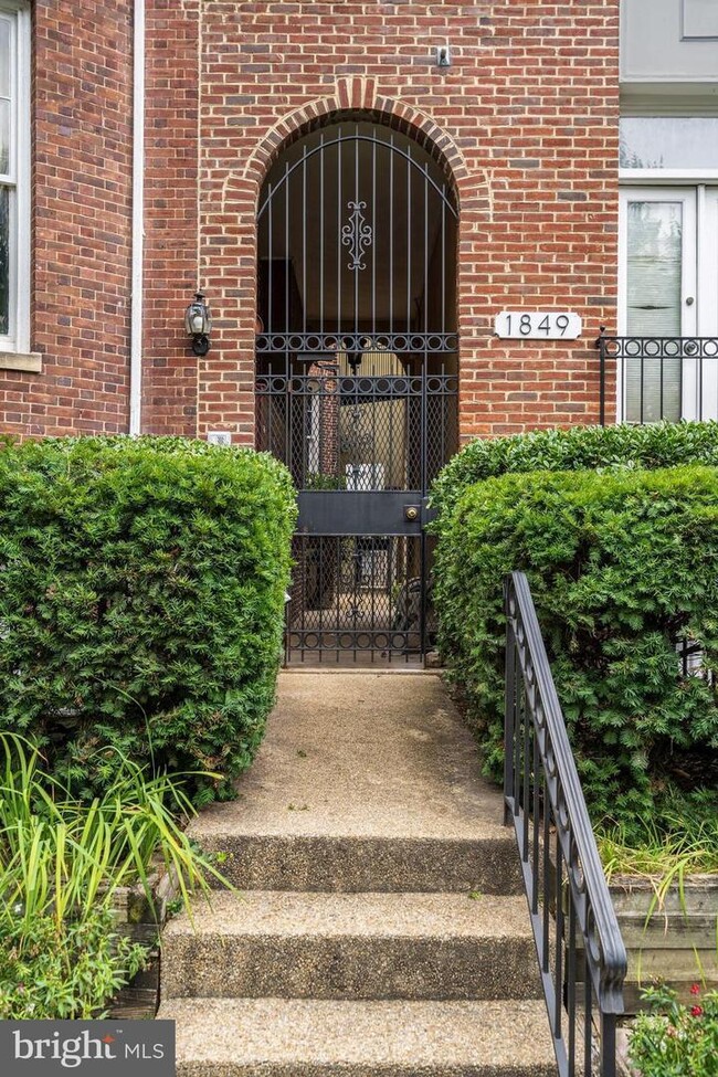 Entrada cerrada al edificio. - 1849 Kalorama Rd NW