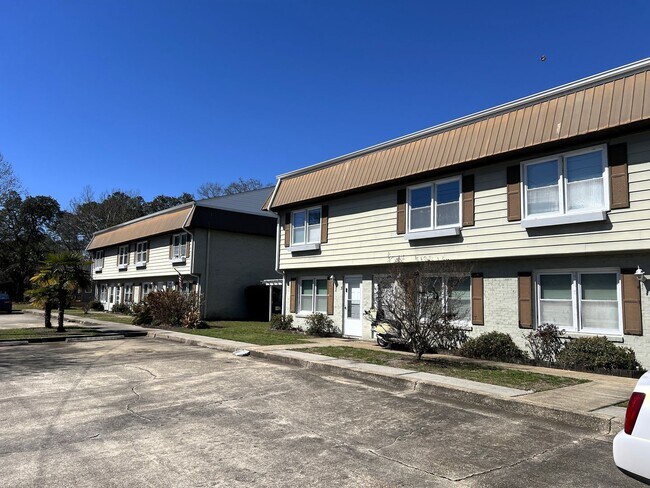 Building Photo - Available Now! 2 Bedroom, 1.5 Bath Town Home Located at East Coast Palm!